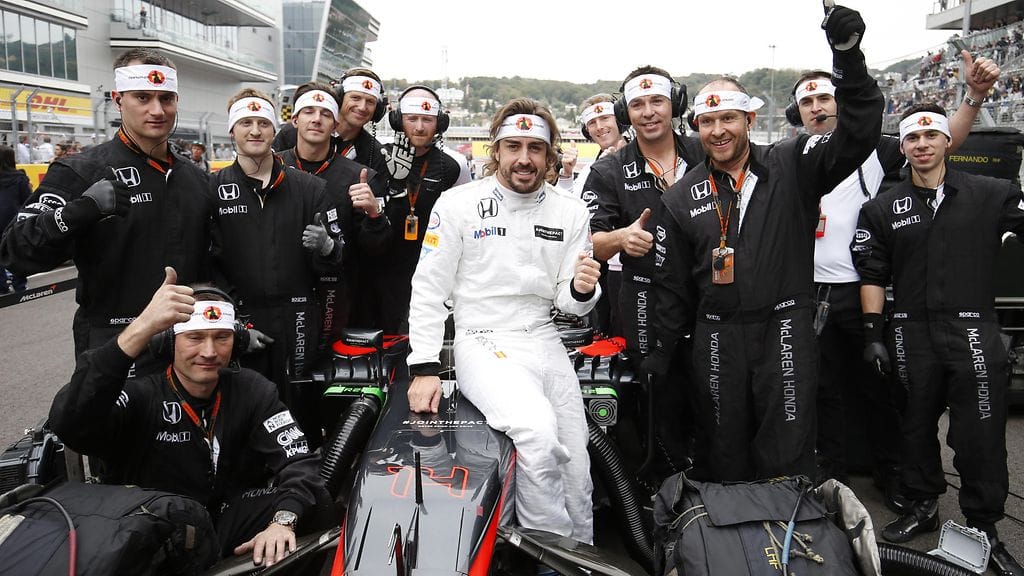 Fernando Alonso ja McLarenin tiimiväki Sotshissa.
