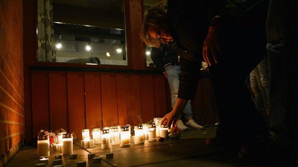 Paikalliset sytyttivät kynttilöitä eilen Ruotsissa tapahtuneen kouluiskun uhrien muistolle.