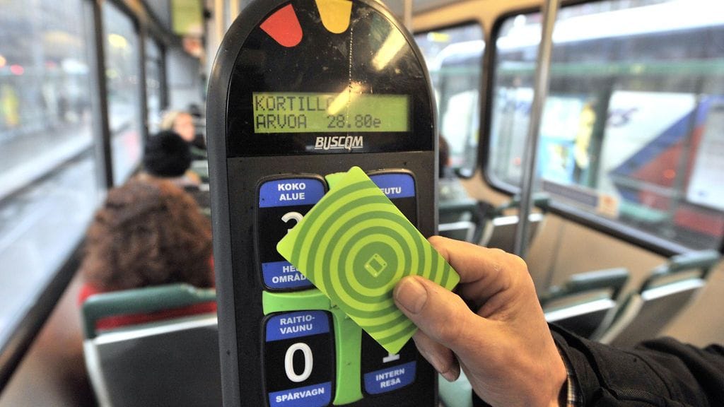 Matkakorttia voinee pian käyttää bussien ja raitiovaunujen lisäksi myös henkilöautoissa.