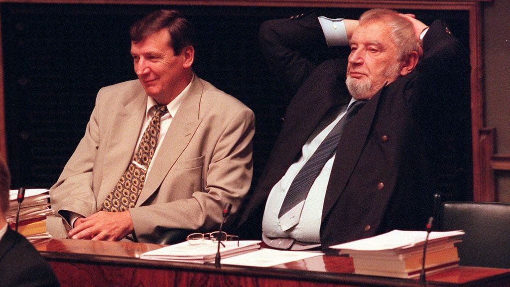 Istuntosalin takariviläiset Sulo Aittoniemi (oik.) ja Raimo Vistbacka seuraamassa eduskunnan kyselytuntia.