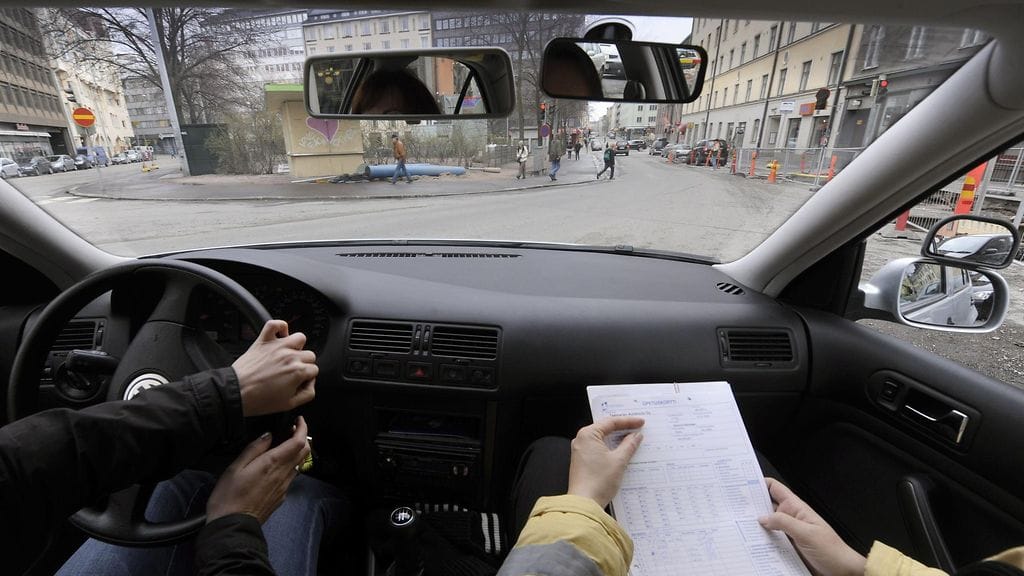 Parasta tulevassa ammatissa Surakan mielestä on autojen ja ihmisten kanssa työskentelyn ohella se, että työnsä jäljen pääsee näkemään heti. Kuvan henkilöt eivät liity juttuun.