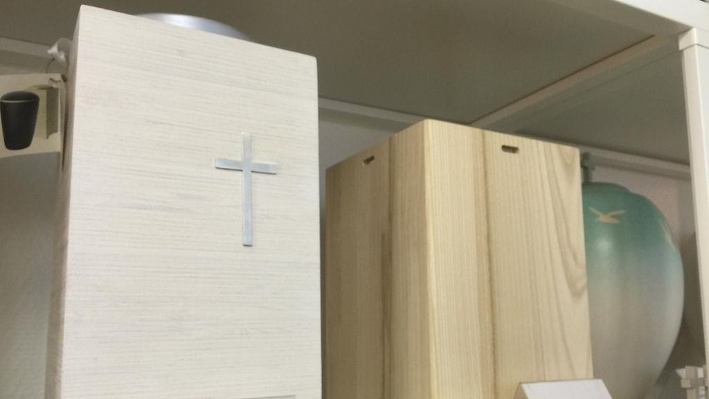 Hautaustavana valintaan vaikuttaa muun muassa se, onko lähellä krematoriota ja onko arkkuhautapaikkoja saatavilla ylipäätään.