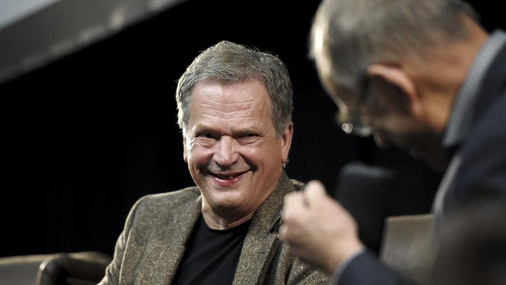 Sauli Niinistö tunnetaan lätkäfanina.