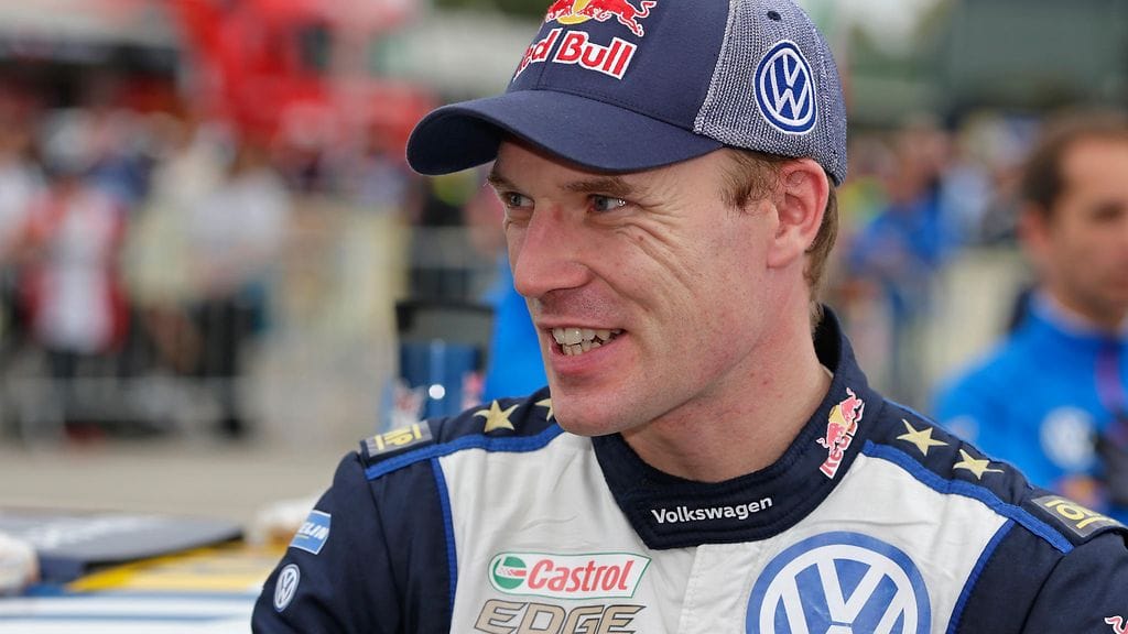 Jari-Matti Latvala ei kikkaile juhlavaatteidensa kanssa vaan luottaa klassiseen linjaan.