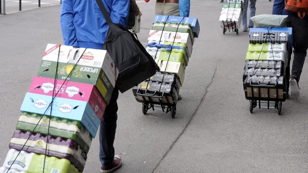 Latvian alkoholiveron korotus voi muuttaa suomalaisten alkoholituontia.