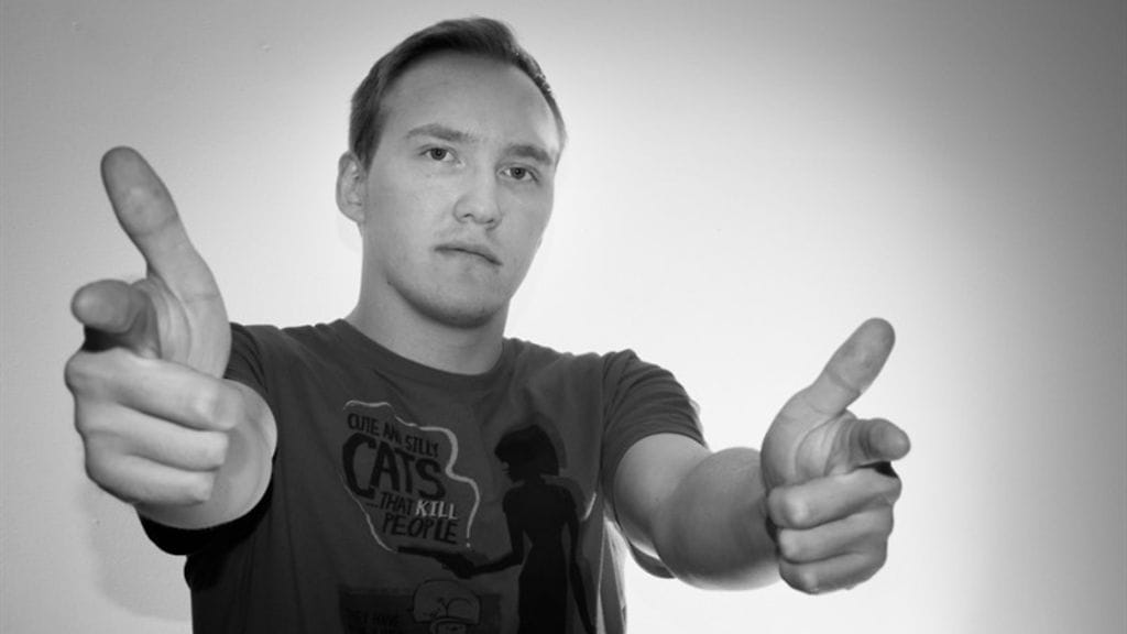 Alun perin Kokkolasta maailmalle lähtenyt Paavo “Paavi” Niskala on kunnostautunut paitsi pelaamalla pitkään, myös tuottamalla tuhdisti tekstiä pelialan lehtiin ja verkkosivuille.