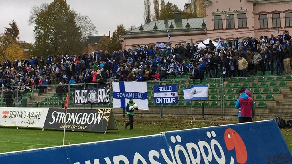 RoPS-kannattajia Veikkausliigan päätöskierroksen ottelussa Lahdessa 25.10.2015.