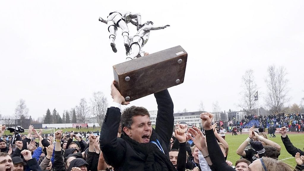 SJK-luotsi Simo Valakari juhli mestaruuspystin kanssa.