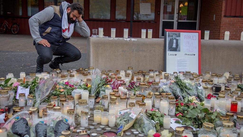 Saman Nazar, Lavinin serkku, suree menehtynyttä läheistään Trollhättanissa.