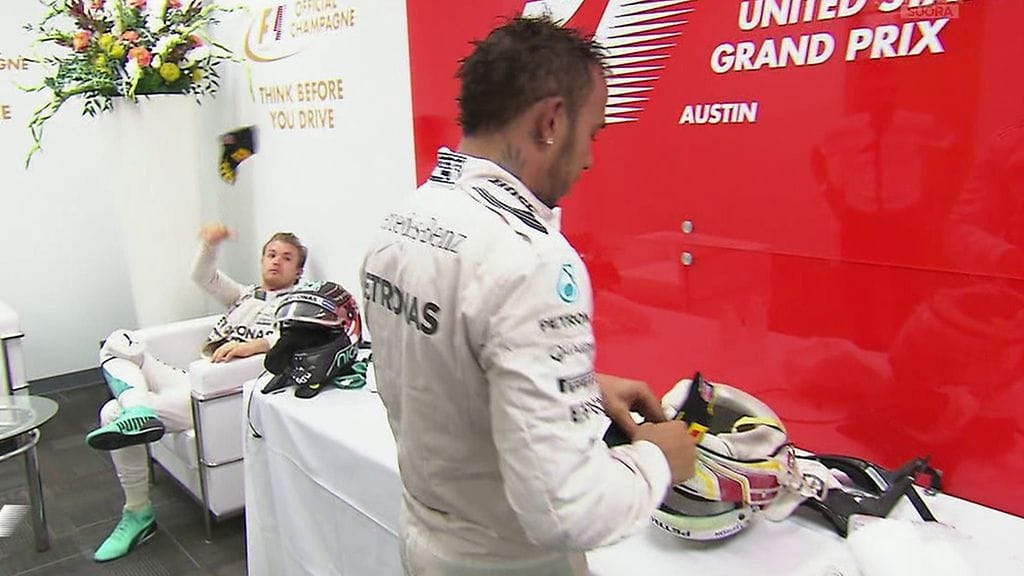 Nico Rosberg nakkasi Lewis Hamiltonia lippiksellä