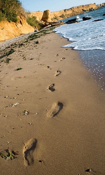 Nainen rannalla yksin