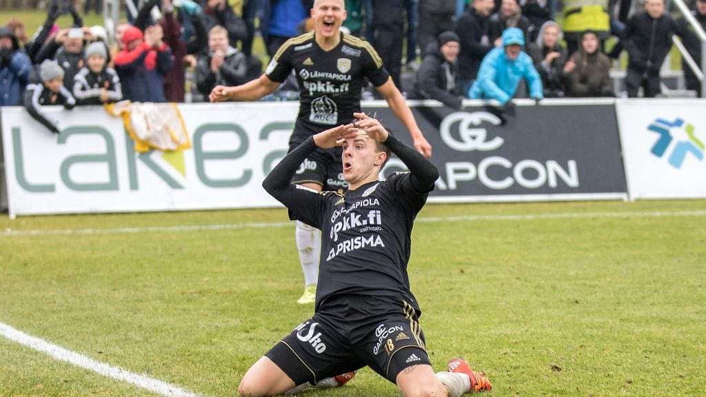 Roope Riski tuulettaa jatkossakin SJK-paidassa.