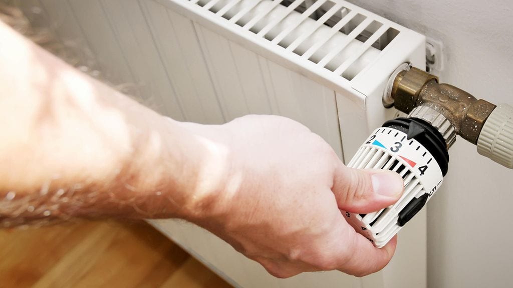 Jos ilmattu patteri ei lämpene, mutta muu lämmitysverkosto toimii normaalisti, todennäköinen syy on jumittunut patteriventtiilin kara.