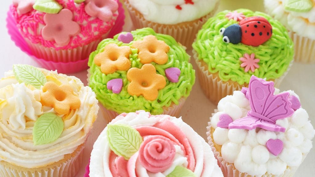 Sokerimassalla saa luotua helposti näyttäviä koristeita.