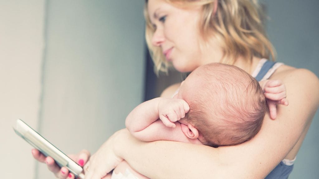 "Jos vanhemmat vain katsovat puhelimiaan ja jättävät lapsen yksin, eivät he opi tunnistamaan lapsen viestejä", kätilö Elisabeth Hjärmyr sanoo.