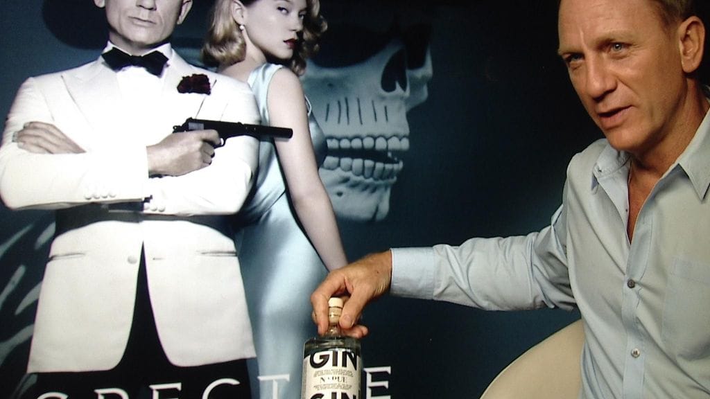 James Bond -tähti Daniel Craig sanoo MTV:lle, että pystyy elämään normaalia elämää, vaikka onkin Bond. Hän ei koskaan pikkupoikana kuitenkaan haaveillut toimintasankarin roolista.