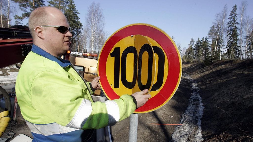YIT:n työntekijä Mika Vento muutti tiehallinnon hallinnoimia liikennemerkkejä Turun moottoritiellä Espoossa 2005.