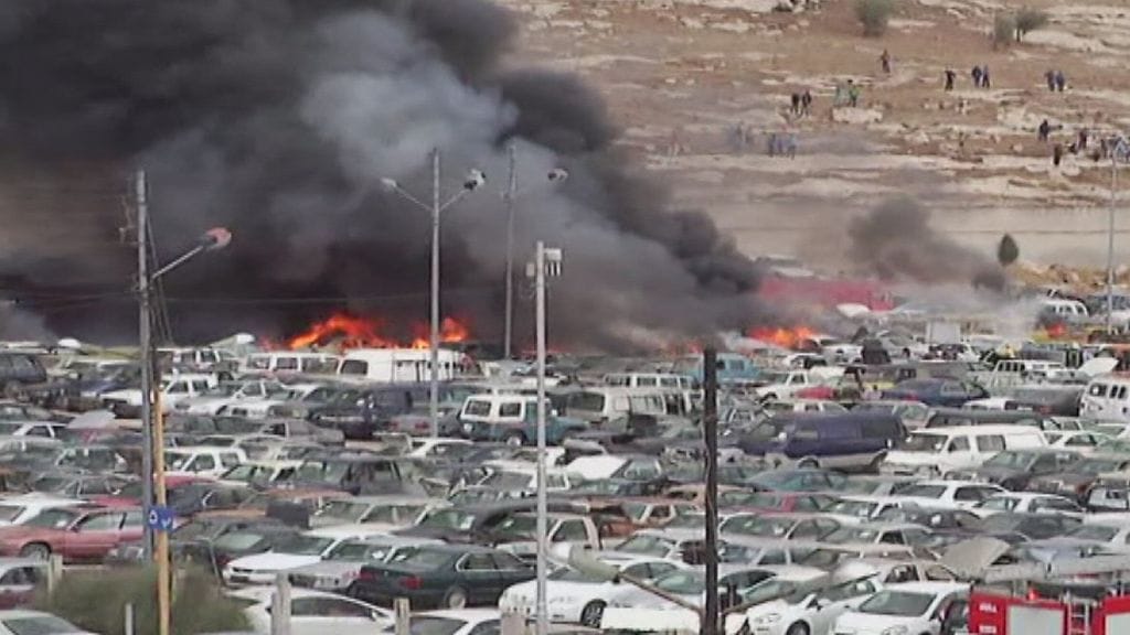 Ainakin viisi ihmistä kuoli ilotuliterekkojen räjähdyksessä Jordaniassa Ammanissa 26. lokakuuta 2015. Kuvakaappaus EBU:n videosta.