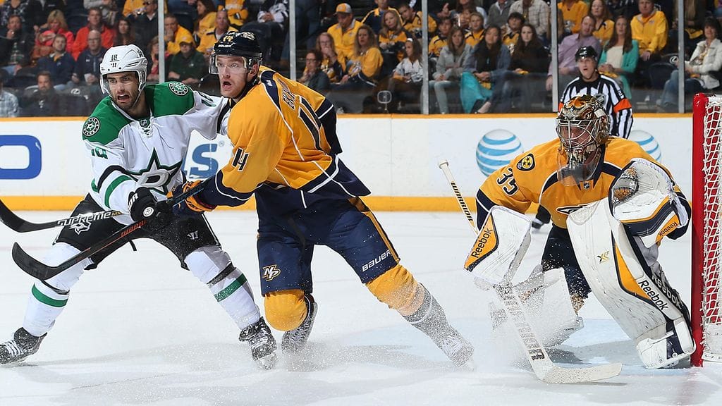 Mattias Ekholmin (kesk.) tehtävä on suojella Pekka Rinteen vartioiman maalin edustaa.