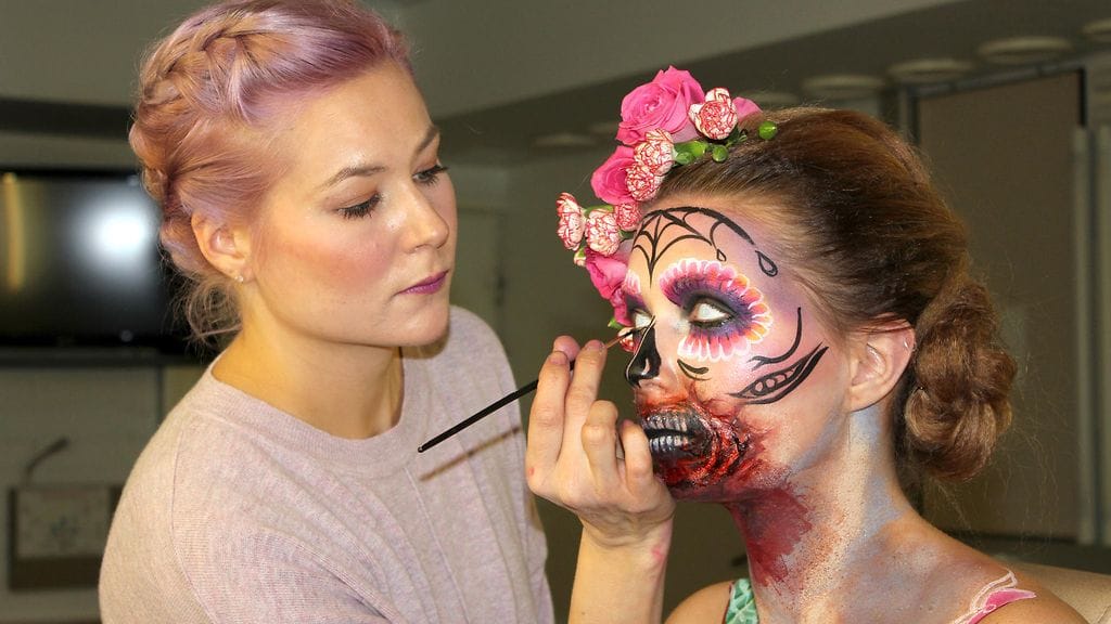 Emma Räsänen teki pikavauhtia Sugar Skull -meikin.