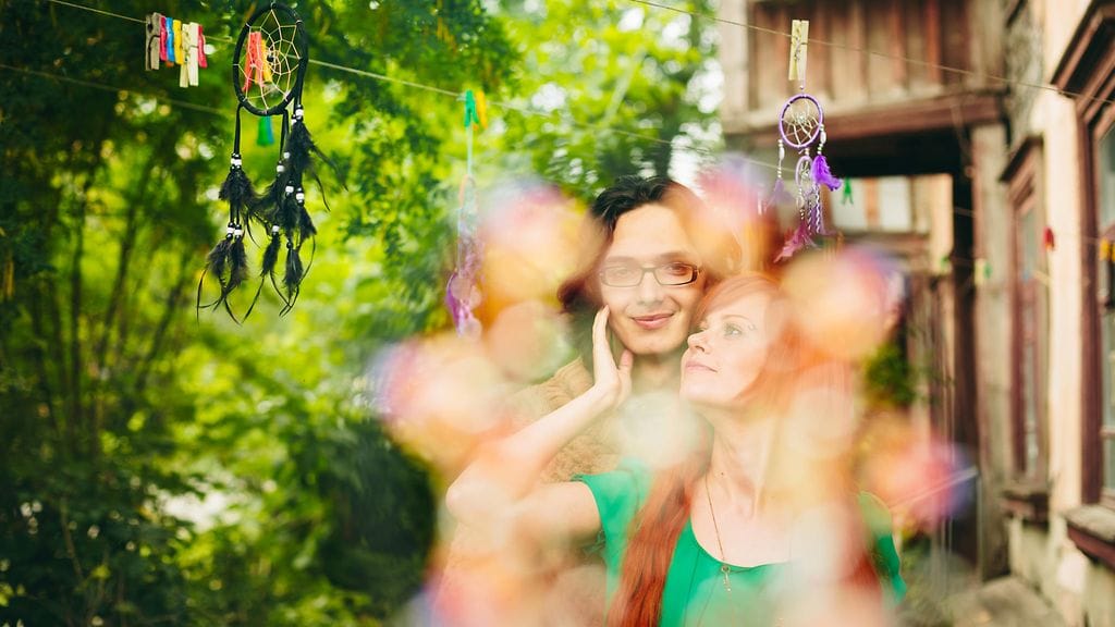 Pariskunta kesämökillä