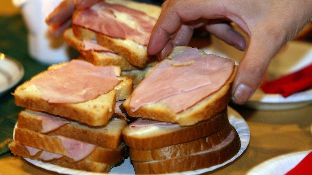 Emulgointiaineita voi käyttää esimerkiksi leivässä ja prosessoiduissa lihatuotteissa.