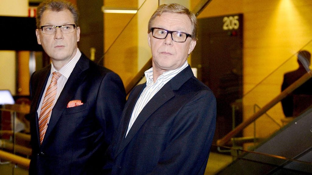 Liikemies Juha Kajon (oik.) taloussotkujen puinti alkoi Helsingin käräjäoikeudessa 27. lokakuuta 2015. Vieressä asianajaja Ari Halonen.