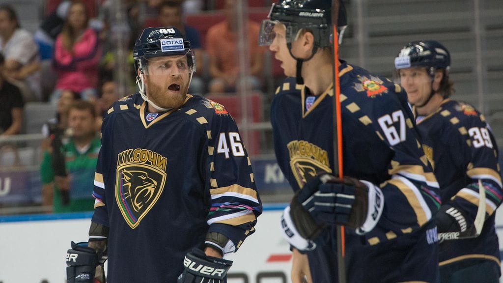 Janne Jalasvaara (vas.) matkaa Kiinan uuden KHL-seuran riveihin.