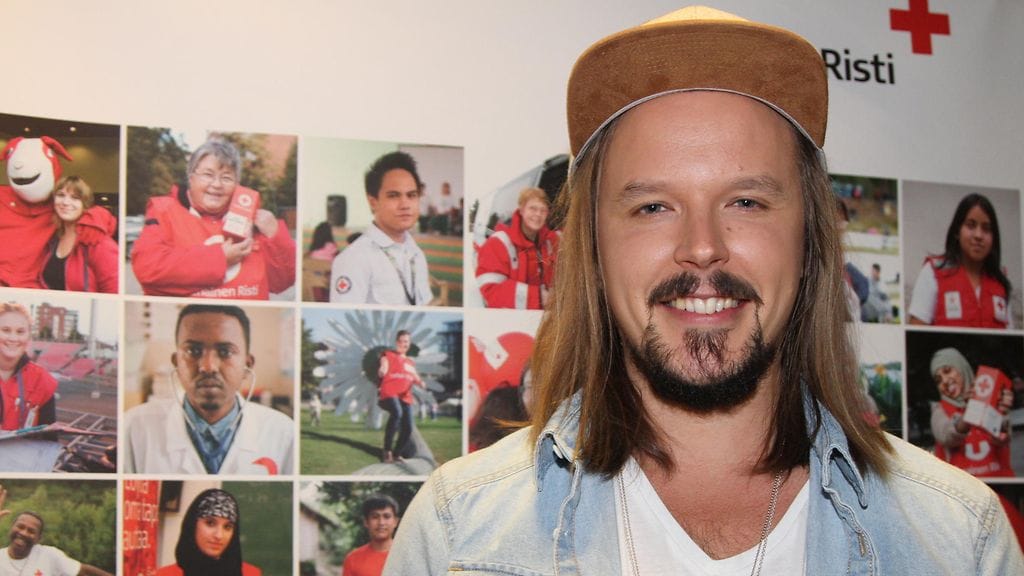 Jukka Poika keikkailee avopuolisonsa kanssa kaikessa sovussa.