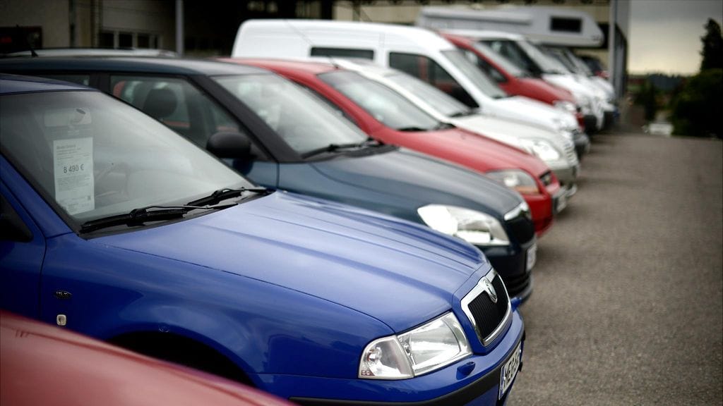 Mikäli käytetty auto on ostettu yritykseltä, kuten käytettyjen autojen kaupasta, on ostajalla kuluttajansuojalaki turvanaan.