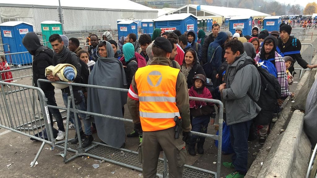 Kuvituskuvassa pakolaisia Itävallan Spielfeldiin Slovenian vastaisella rajalla.