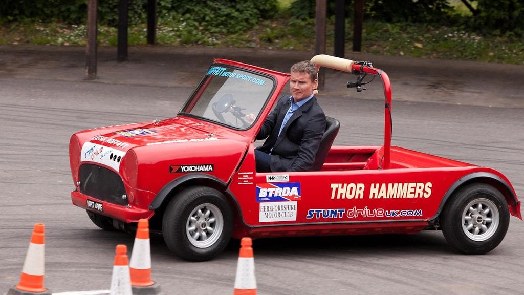 Entinen F1-kuljettaja David Coulthard taitoajoradalla. Katso Jamie McMillanin upea taidonnäyte alempaa.