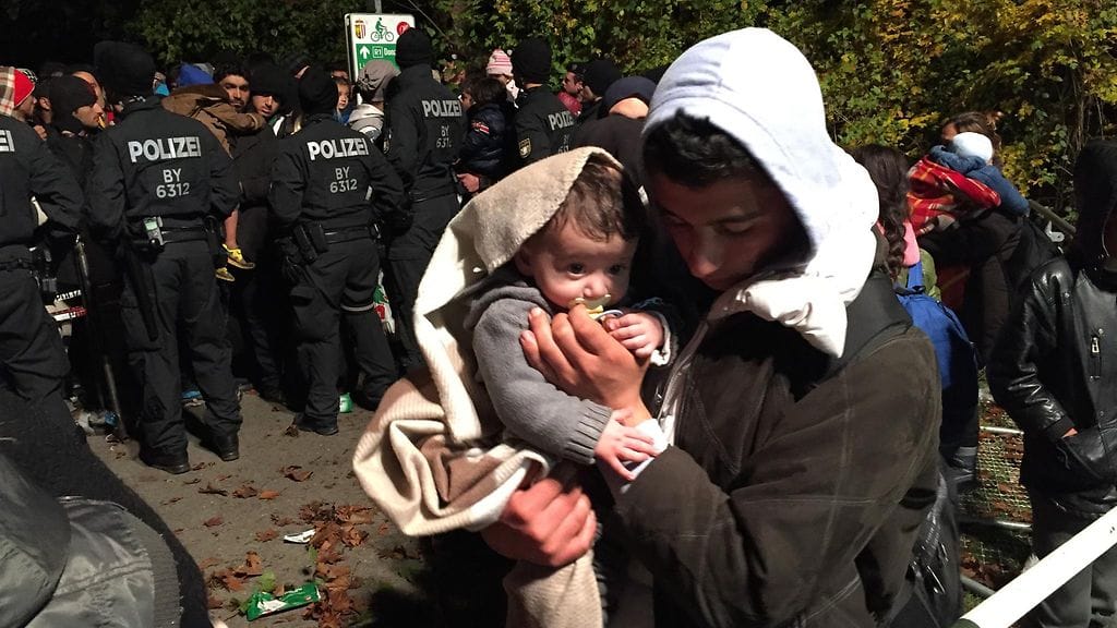 Angela Merkel teki syyskuun alussa historiallisen päätöksen ottaa rajoituksetta vastaan kymmeniä tuhansia Unkariin juuttuneita turvapaikanhakijoita