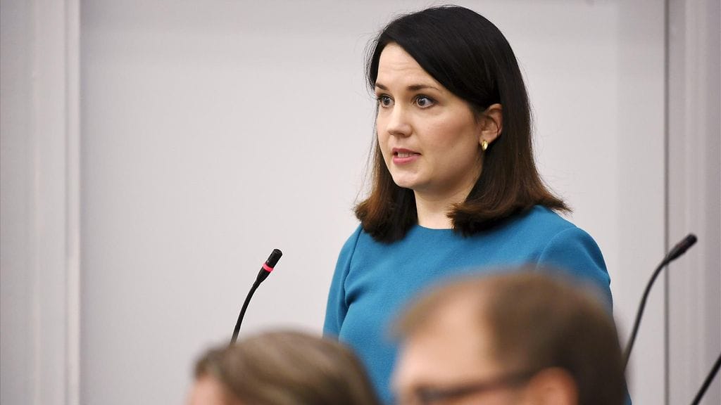Kulttuuriministeri Sanni Grahn-Laasonen jakaa palkinnot.
