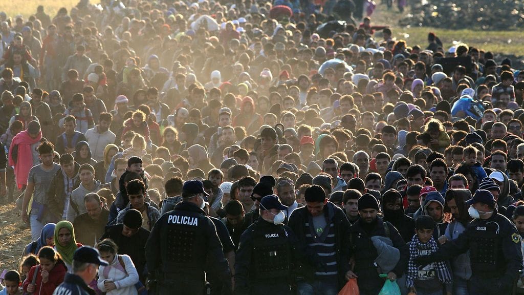 Pakolaiset ja turvapaikanhakijat kävelemässä kohti vastaanottokeskuksia Rigoncessa Sloveniassa lokakuussa 2015.