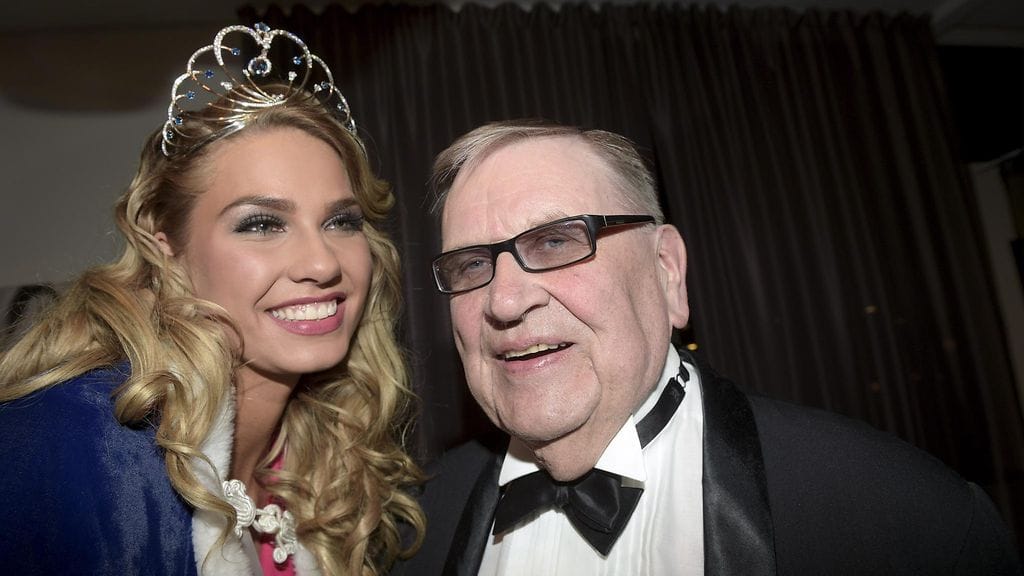 Hallitseva Miss Suomi Rosa-Maria Ryyti ja missikeisari Eino Makunen 12. huhtikuuta 2015.