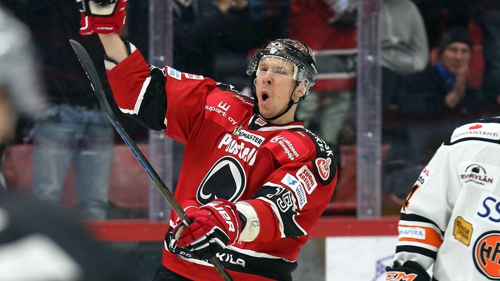 Masi Marjamäki tuulettaa kuvassa maalia HPK:ta vastaan. Nyt mies loukkaantui.