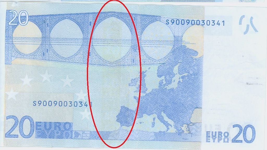 Lokakuussa liikkellä olleen väärennetyn 20 euron setelin takapuolella oleva helmiäsnauha ei muistuta aidon setelin nauhaa. Nauhan tulisi näkyä selvästi valoa vasten.
