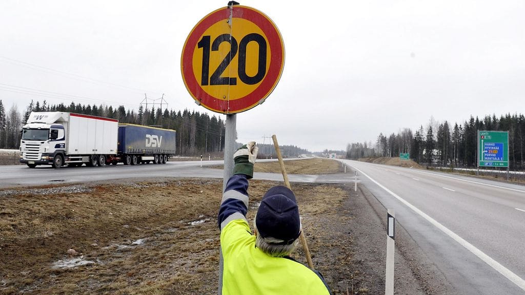 "Keskimäärin noin 36 henkilövahinko-onnettomuutta ja 8 kuolonuhria säästetään joka talvi näillä rajoituksilla", kertoo Tuomas Österman Liikennevirastosta.