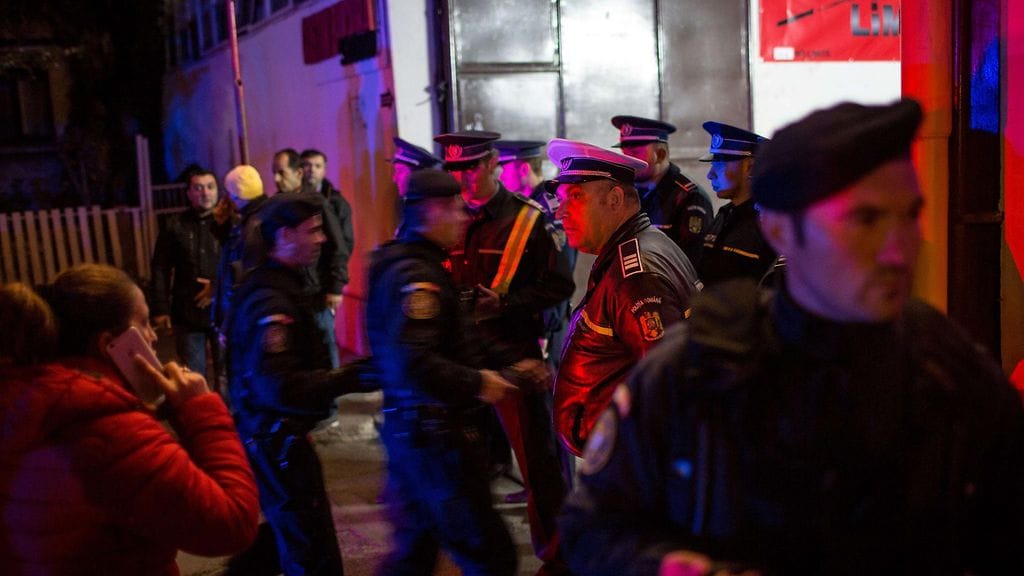 Palo sai tiettävästi alkunsa pyrotekniikasta. Paloa paenneet, paniikkiin joutuneet ihmiset talloivat toisiaan yrittäessään ulos.