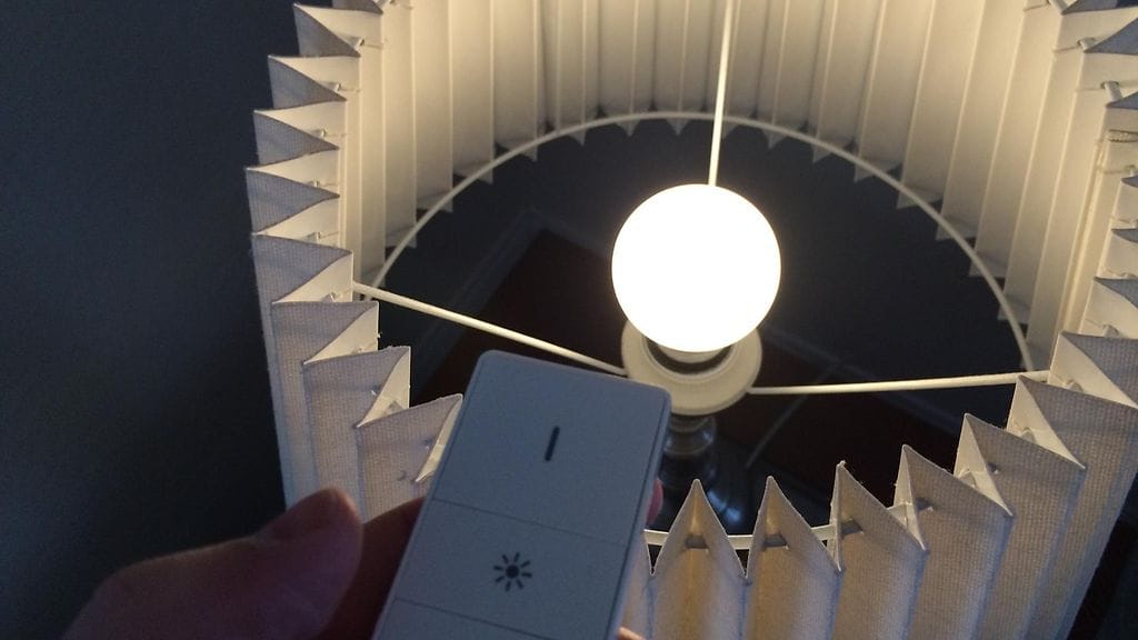 Johtojen päässä roikkuvat valokatkaisimet voi huoletta unohtaa, kun yhdellä kaukosäätimellä voi halutessaan ohjata vaikka kaikkia huoneen lamppuja.