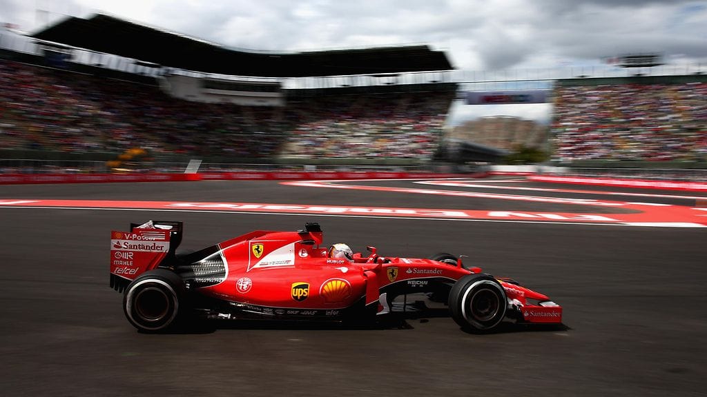 Sebastian Vettel vauhdissa runsaslukuisen yleisön edessä perjantaina.