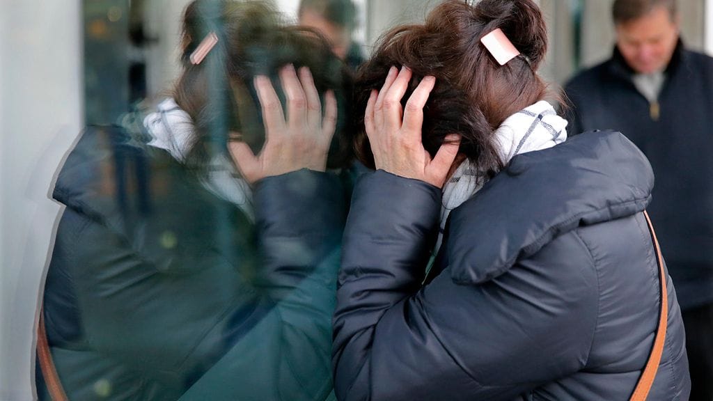 Epätoivoinen omainen pietarilaisella lentokentällä hänen kuultuaan venäläiskoneen maahansyöksystä  Siinailla Egyptissä.