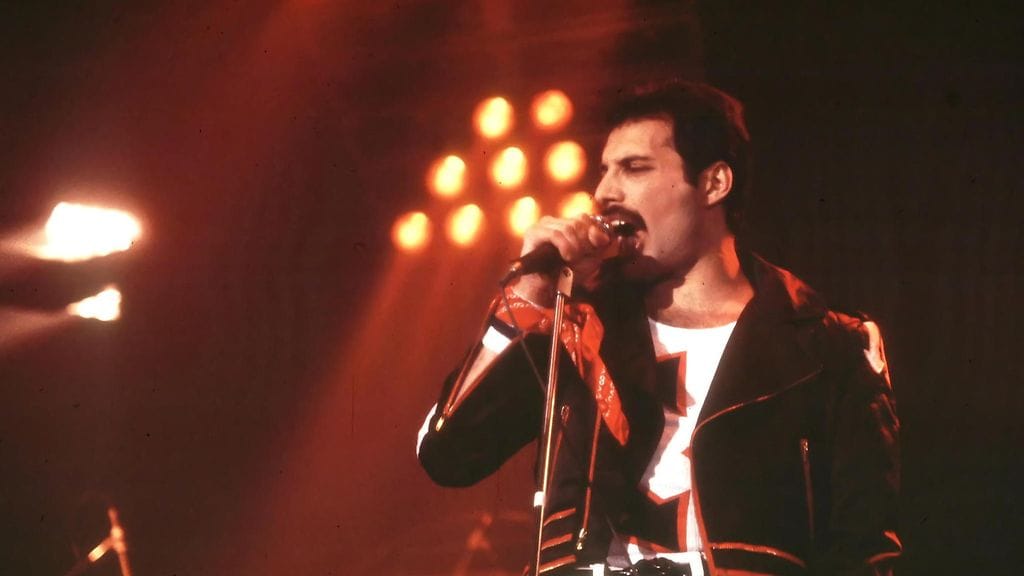 Freddie Mercury menehtyi AIDSiin. Kuvassa Mercury esiintymässä 1980-luvun alussa.