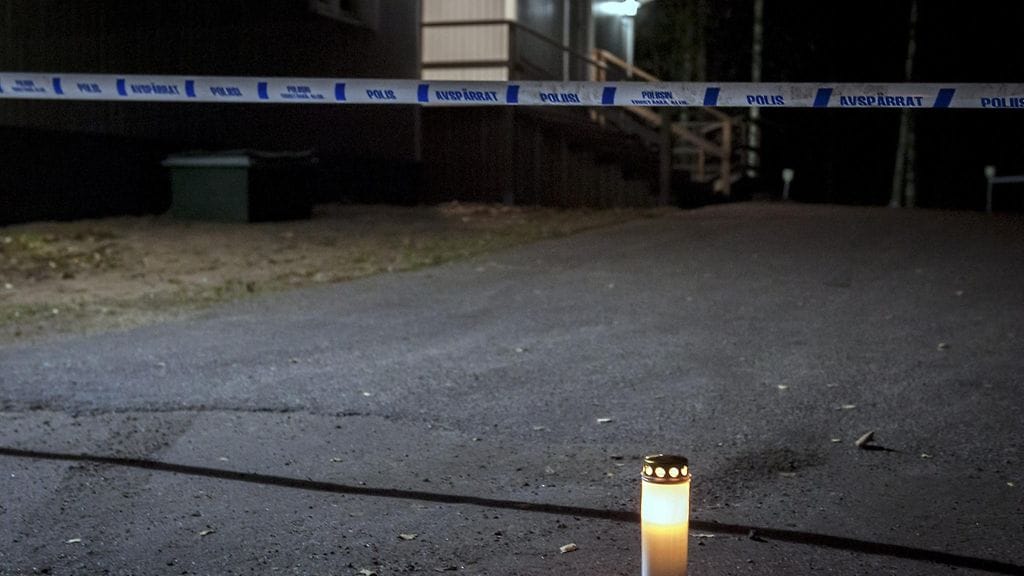 Kynttilä palaa lauantaina 31.10.2015 poliisin eristämällä alueella Joutsenossa.