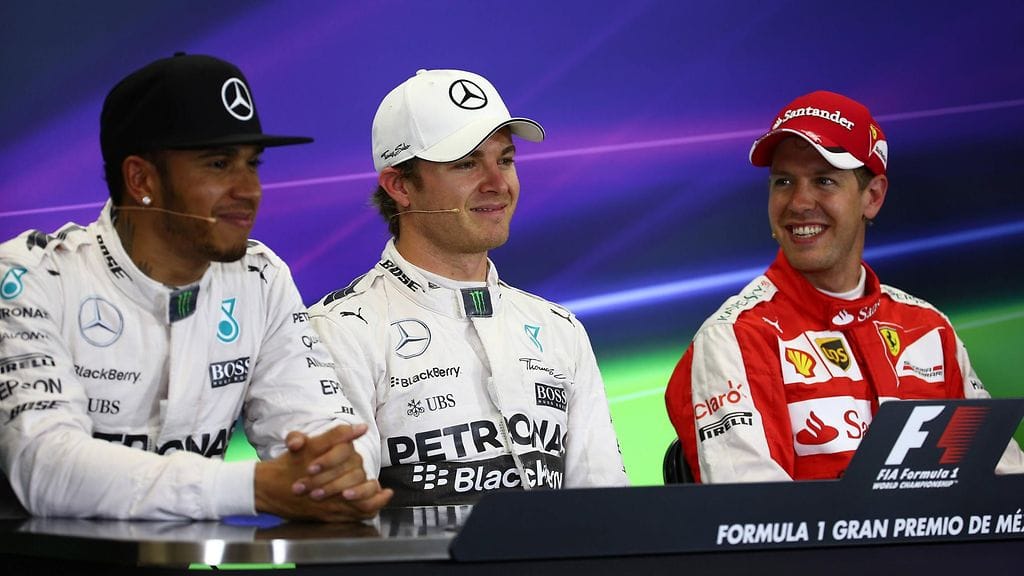 Lewis Hamilton (vas.) ja Nico Rosberg kuuntelivat vaivaantuneina Sebastian Vettelin puheita.