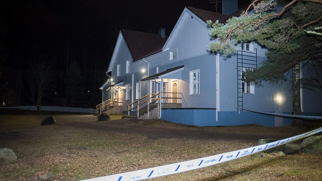 Poliisin lauantaina 31. lokakuuta 2015 eristämä alue Joutsenossa. Poliisi tutkii Lappeenrannan Joutsenossa nuorisotalo Rientolan lähistöllä tapahtunutta epäiltyä henkirikosta.