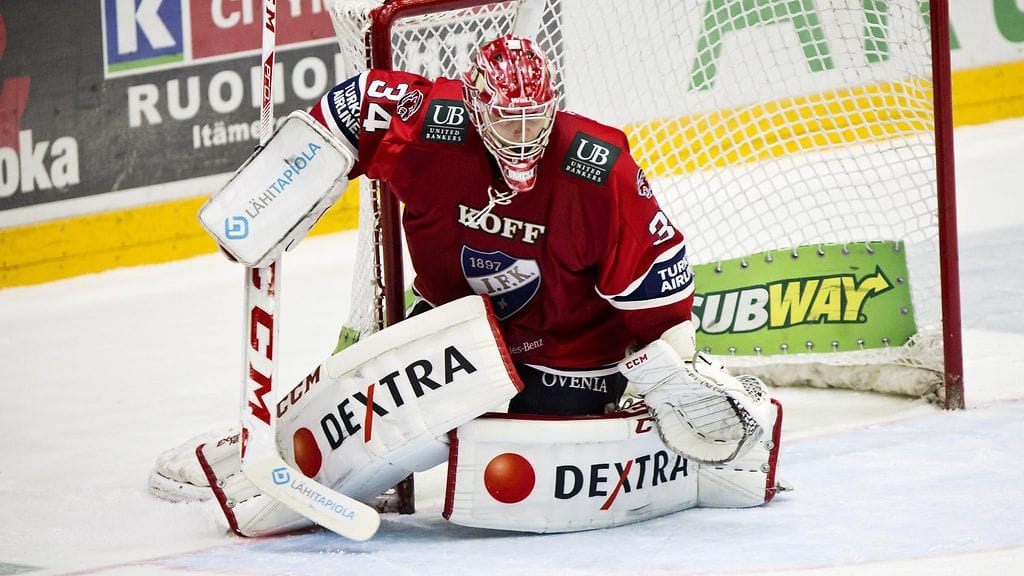 Ville Husso torjuu HIFK:n maalilla HPK:ta vastaan.