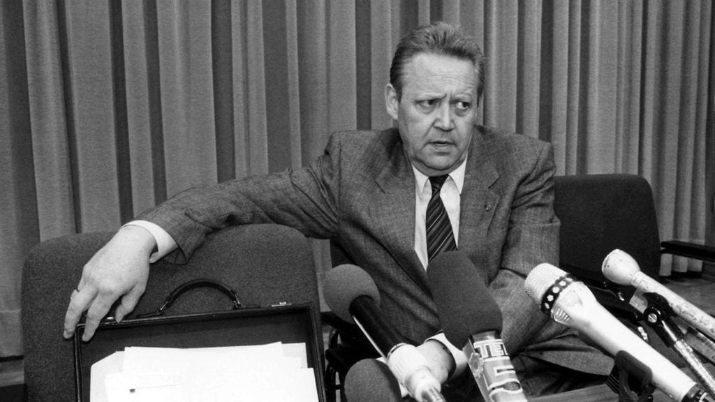 Günter Schabowski jäi historiaan miehenä, joka vahingossa mursi Berliinin muurin vuonna 1989. Kuvassa Schabowski vuonna 1989.