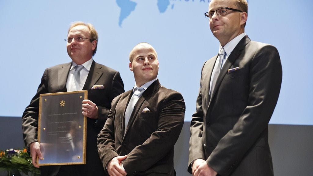 LEDiLin Tomi Kuntze (vas.), Joni Mäki ja Hannu Hukkanen vastaanottivat tasavallan presidentin vuoden 2013 kansainvälistymispalkinnon Helsingissä 5. maaliskuuta 2014.